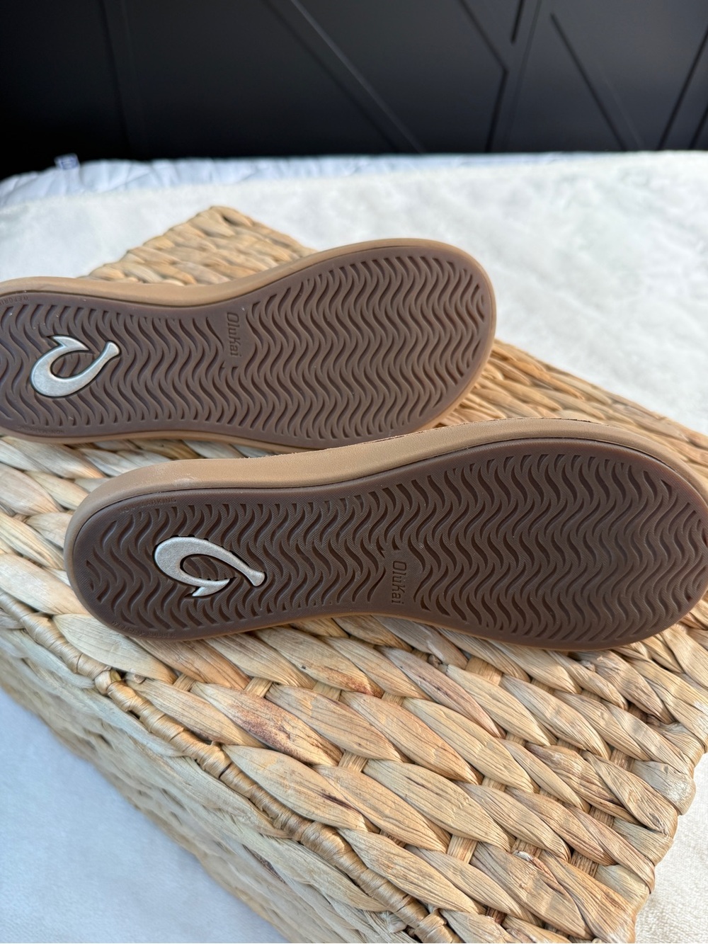 OluKai Kapahe Luana Metallic Leather Flip Flop Sandals Silver/Tan Women’s 7 EU 3 - Picture 6 of 7